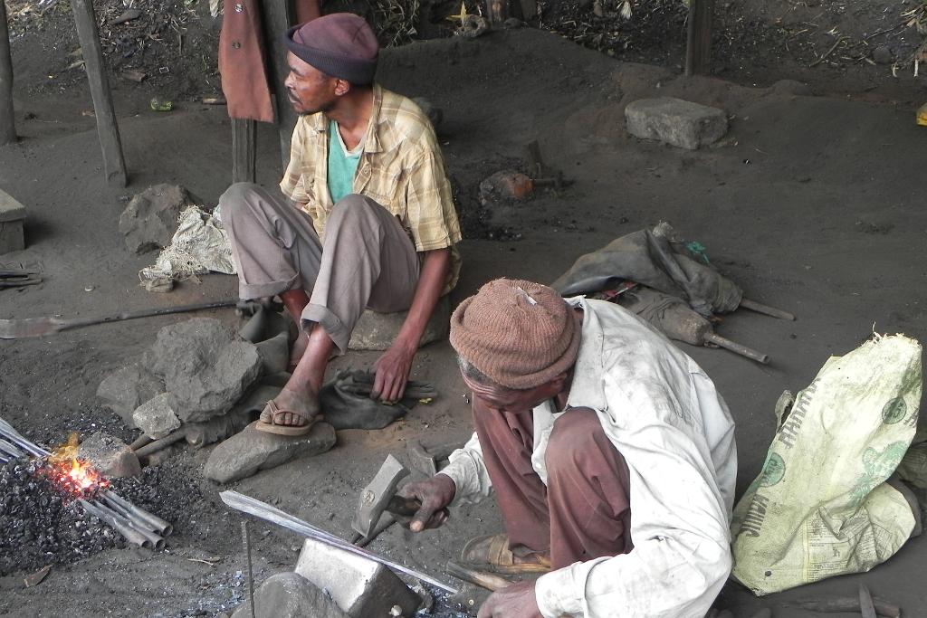 Blacksmiths, Marangu 074