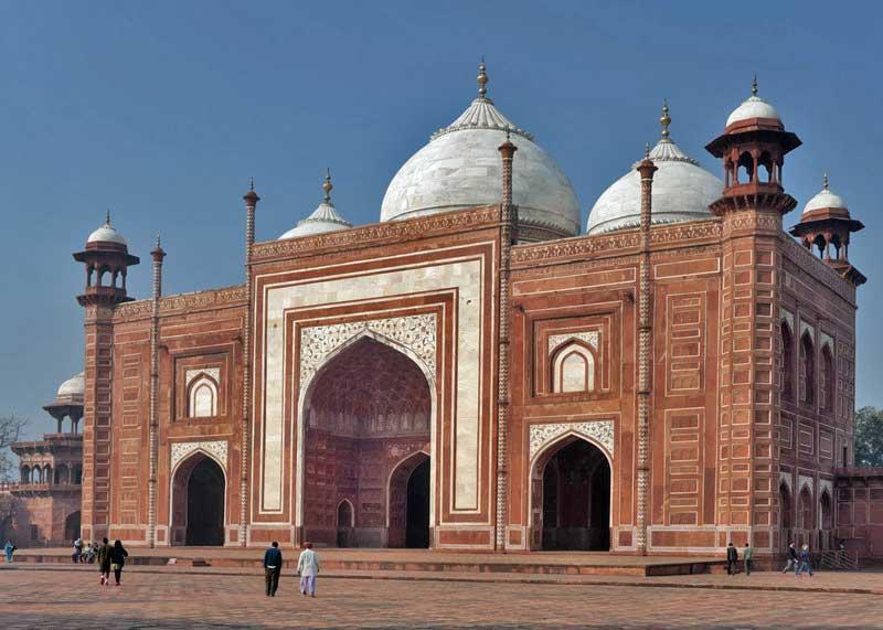 mosque-beside-taj-mahal