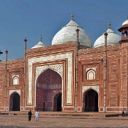 mosque-beside-taj-mahal.jpg