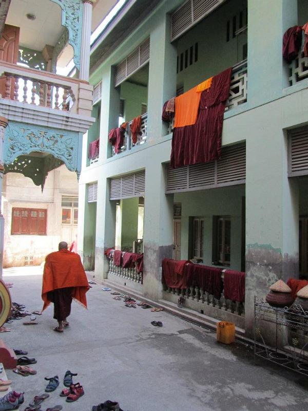 monk-mandalay-myanmar