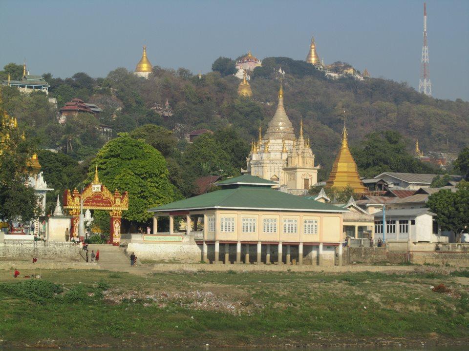 temples-along-ayeyarwady-river-myanmar