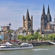 Gross Sankt Martin and Cologne Cathedral 5425514.jpg