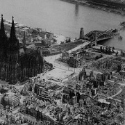 Koln Cathedral in World War II.jpg