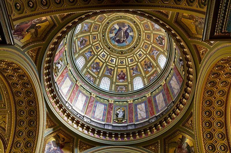 Dome of St Stephen's Basilica in Budapest 6082389
