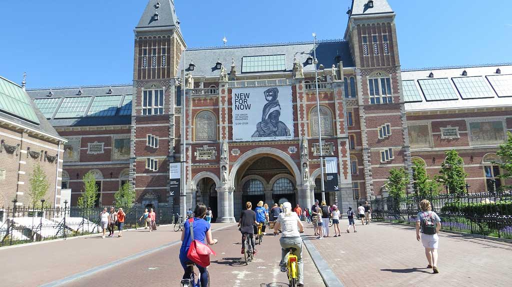 Bike straight through the Rijksmuseum