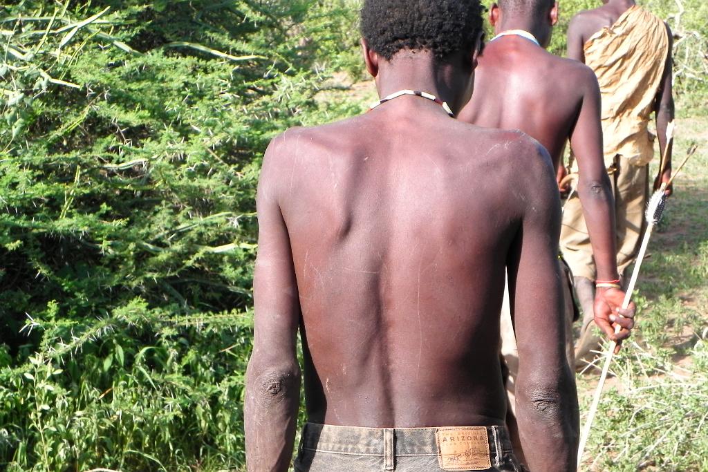 Hadzabe hunt, scars on his back 075