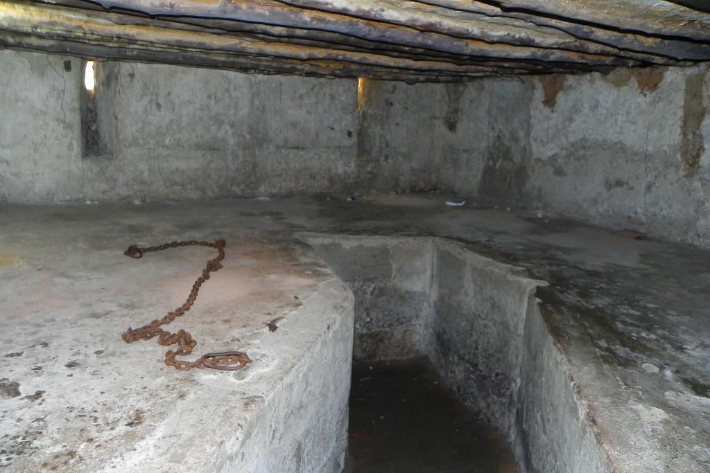 Slave cell, Stone Town 040