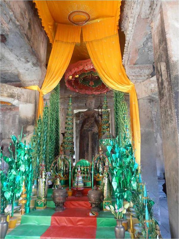 colorful-temple-decor-angkor-wat