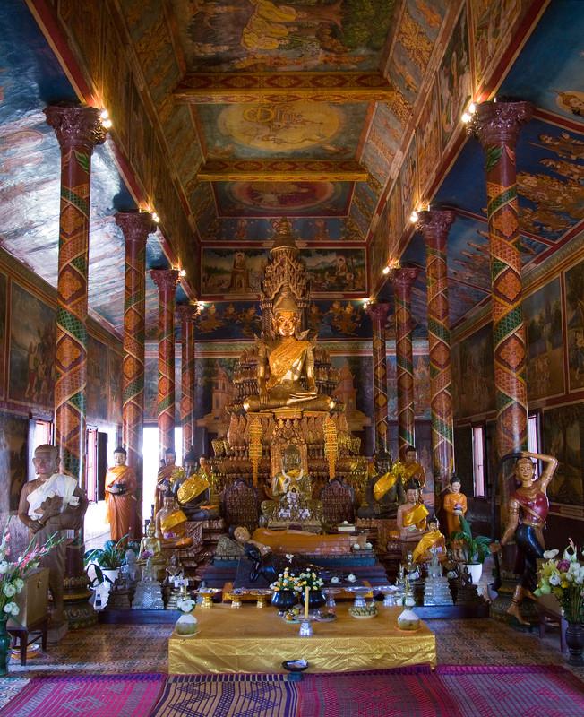 interior-wat-phnom-temple