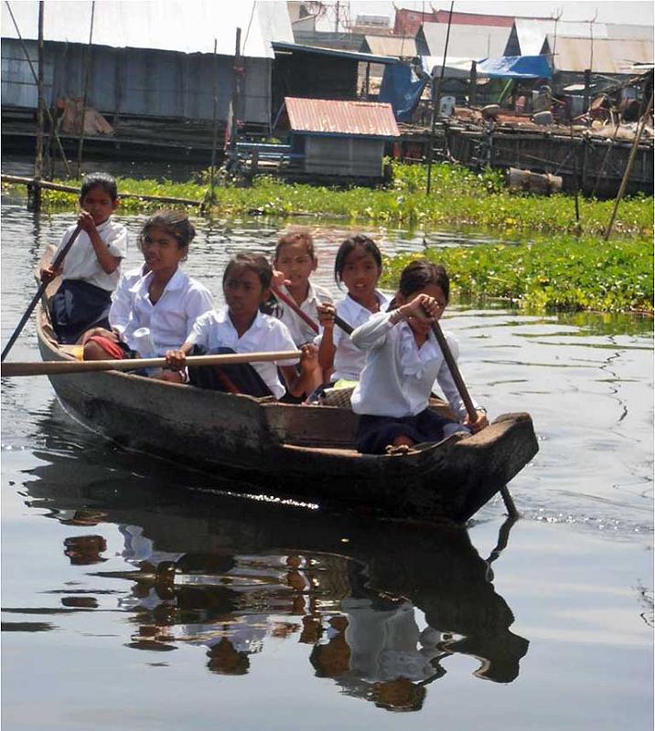 school-children-boating-tonle-sap-river-cambodia