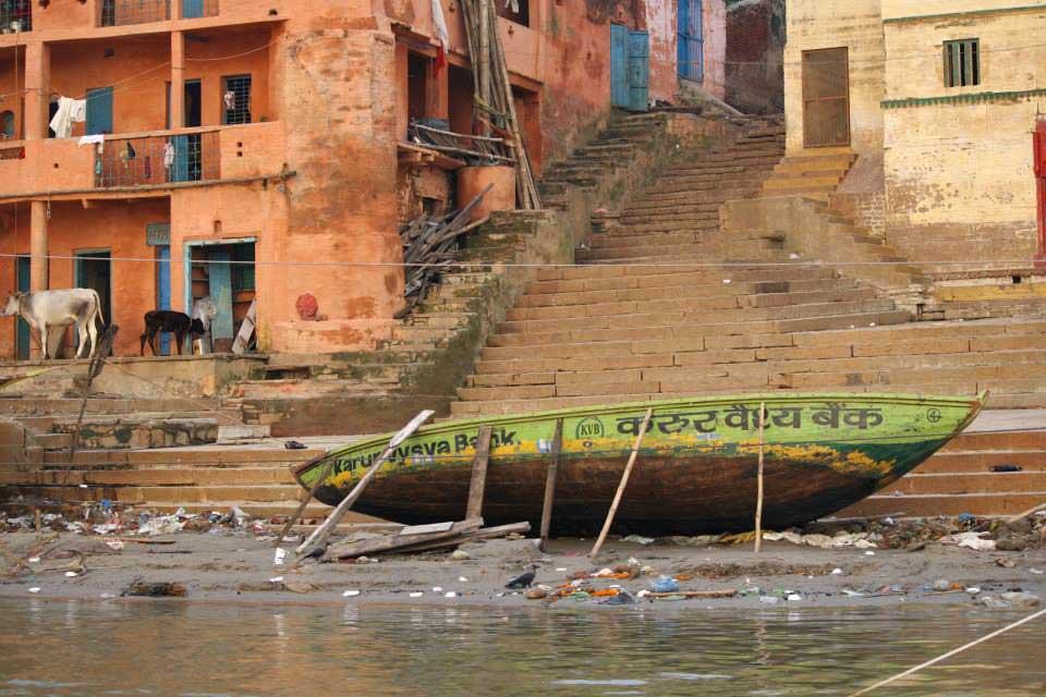 boat-ganges-river-ghat-varanasi