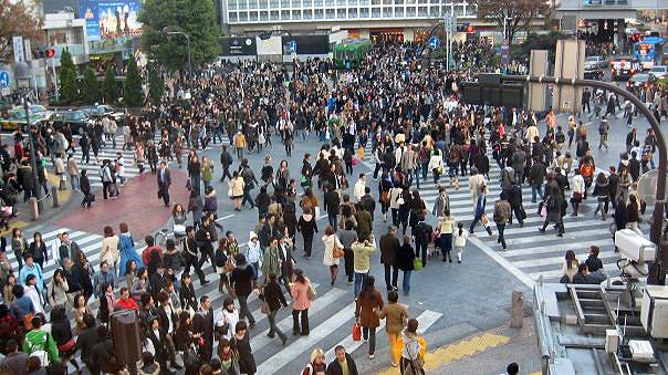 shibuya-crossing-pedestrians-go-tokyo