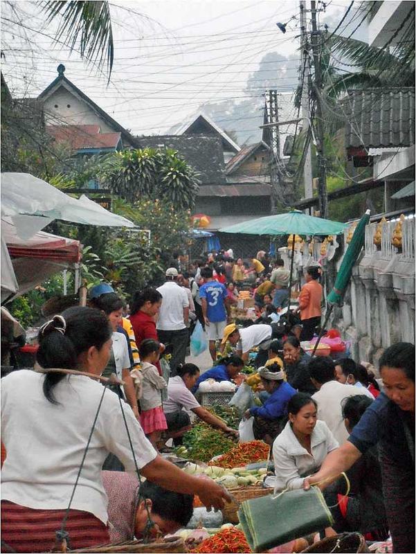 early-morning-street-market-luang-prabang-laos