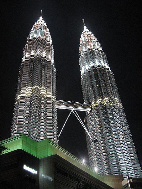 sky-bridge-petronas-towers-kuala-lumpur-malaysia