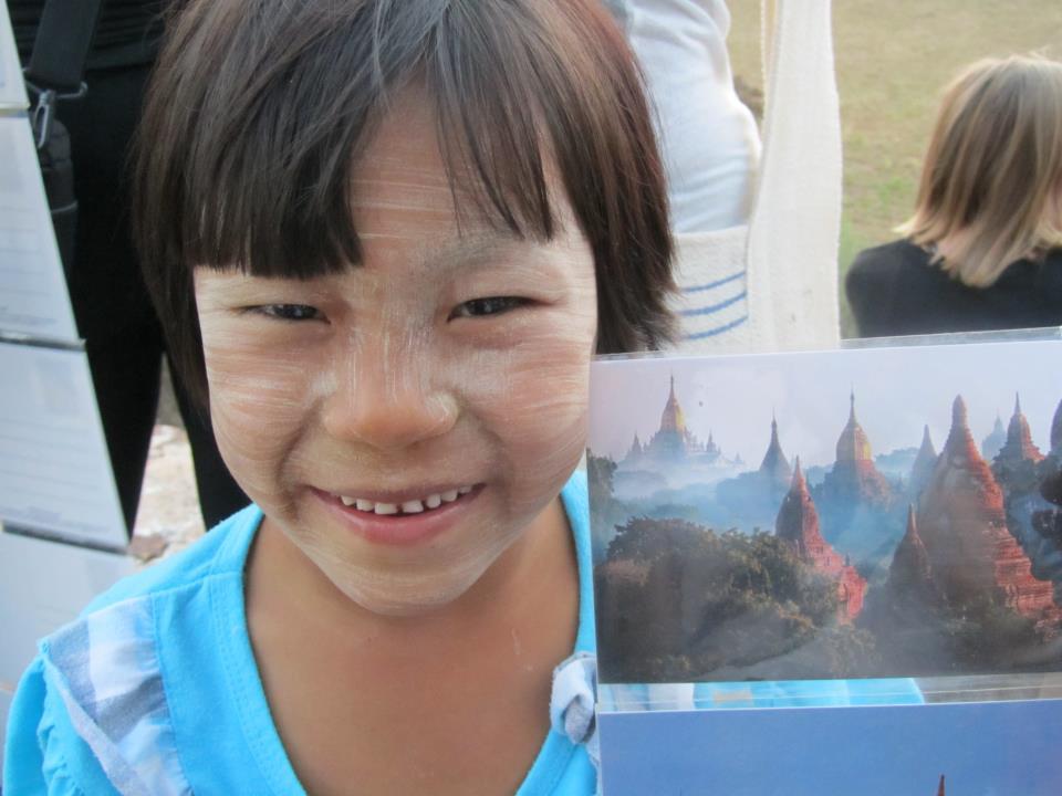 postcard-seller-thanaka-face-painitng-bagan-myanmar
