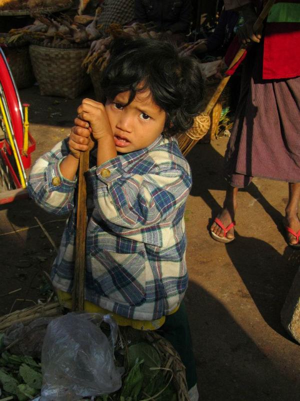 mandalay-market-child