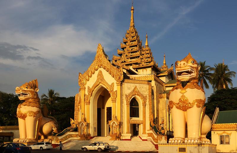 chinthes-leogryphs-shwedagon-pagoda-yangon-myanmar