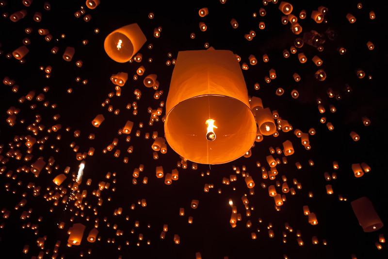 yi-peng-lantern-festival-chiang-mai-thailand