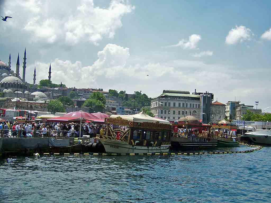 boats-serving-fish-sandwiches-istanbul