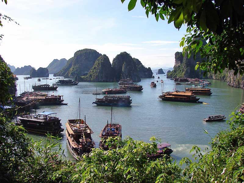 halong-bay-boats-vietnam