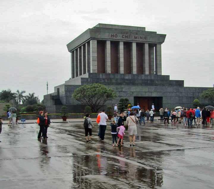 approaching-ho-chi-minh-museum-hanoi