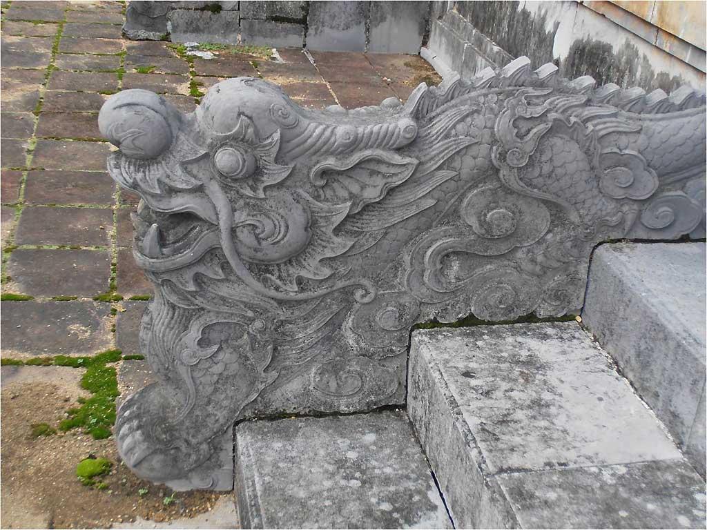 dragon-sculpute-tu-duc-tomb-hue-vietnam
