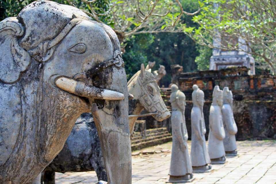 sculptures-tu-duc-tomb-hue-vietnam