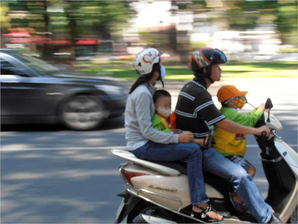 family-motor-scooter-saigon-ho-chi-minh-city