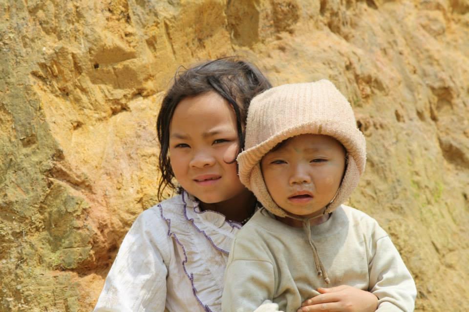 sapa-children-watching-tourists-vietnam