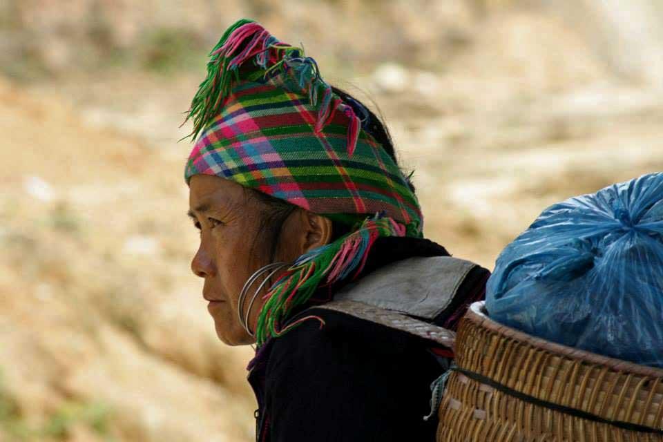selling-to-tourists-sapa-rice-terraces
