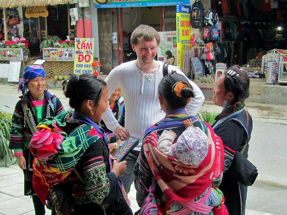 women-selling-to-tourists-sapa