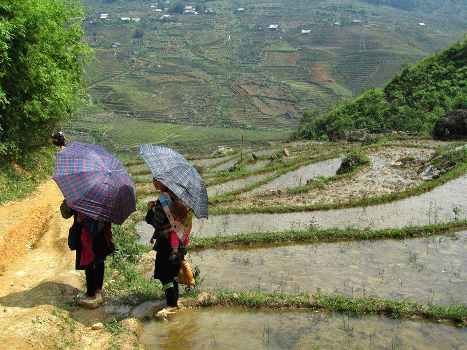 women-working-for-tips-sapa-rice-terraces-vietnam