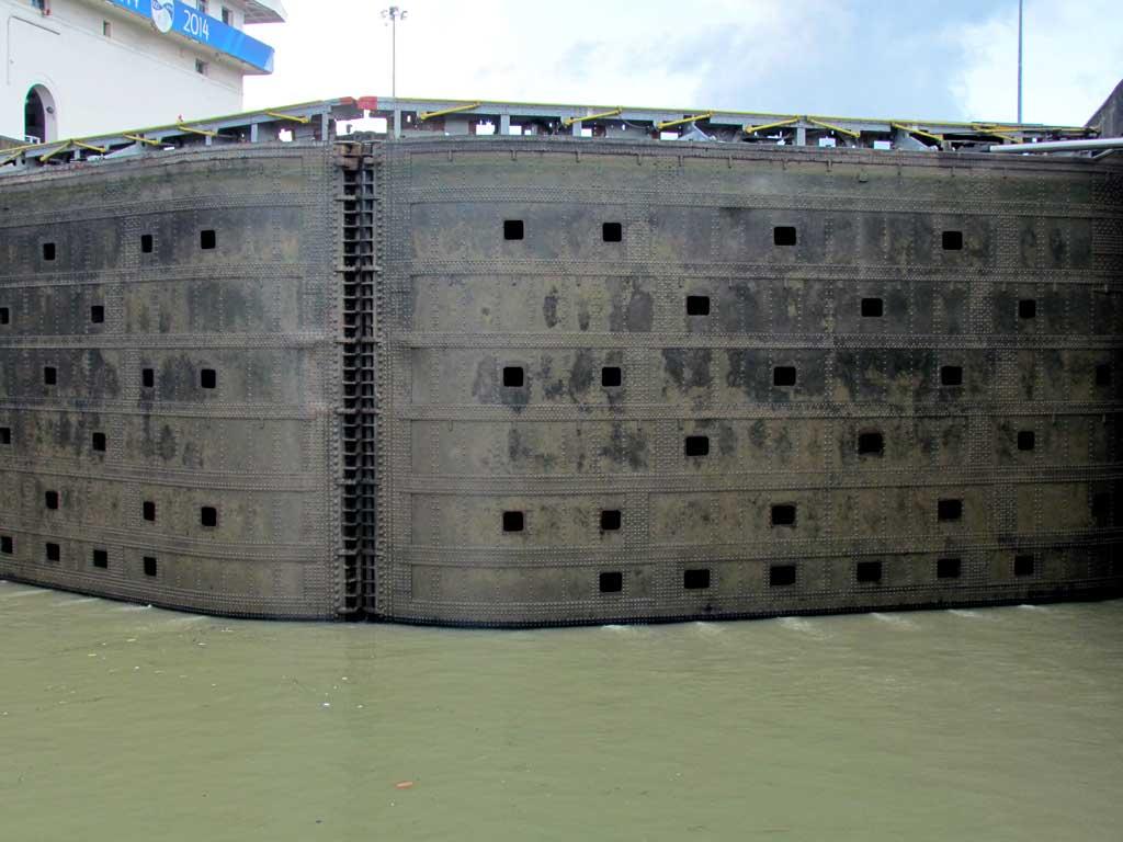 Closed lock, Panama Canal 87200