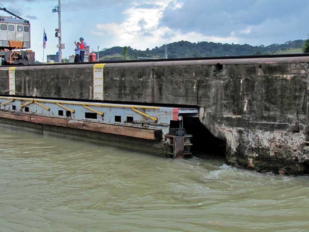 Fully open lock, Panama Canal 87196