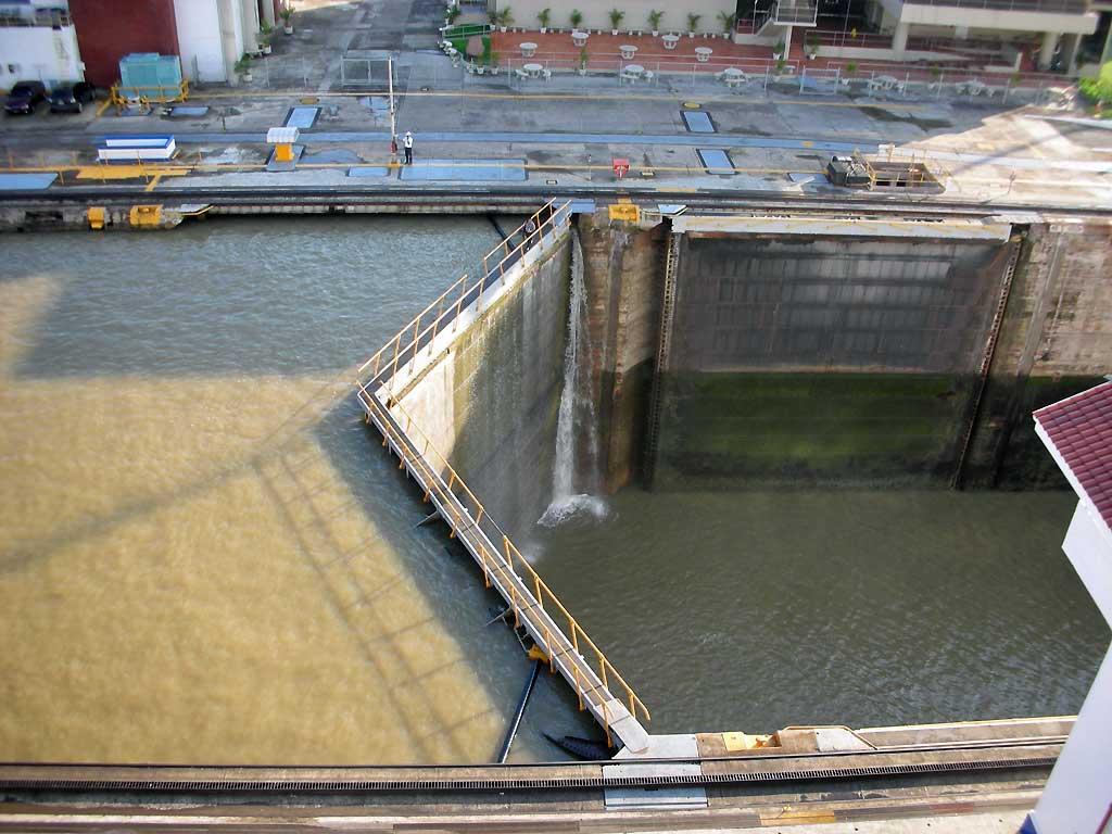 Water pouring over a Miraflores Lock 04
