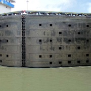 Closed lock, Panama Canal 87200.JPG