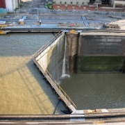 Water pouring over a Miraflores Lock 04.JPG