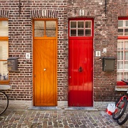 Doors and bicycles in Bruges 13618390.jpg