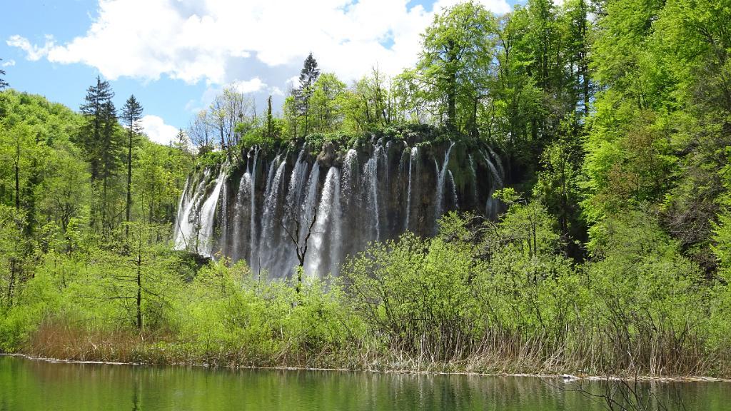 galovacki-waterfall-plitvice-lakes-croatia