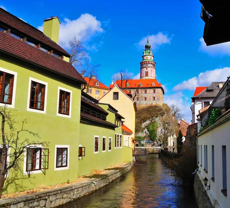Castle and canal in Cesky Krumlov 3128649