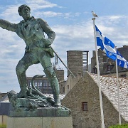 Statue of corsair Robert Surcouf.jpg