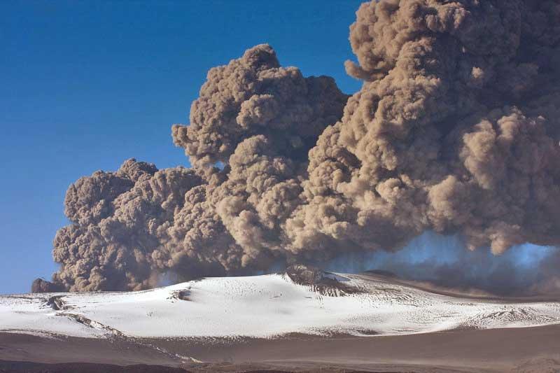 Eyjafjallajokull erupting in 2010 Iceland 4533592