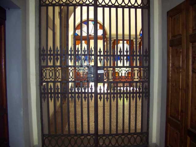 locked-hotel-gate-florence