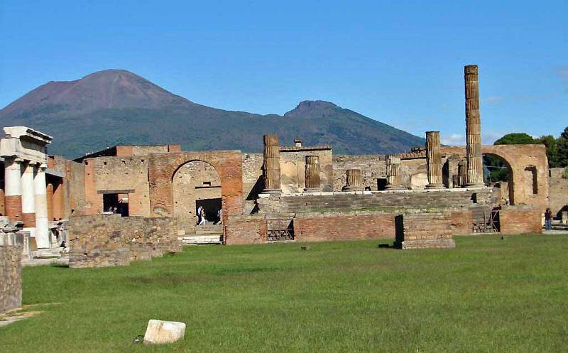 Pompeii with Mount Vesuvius 101