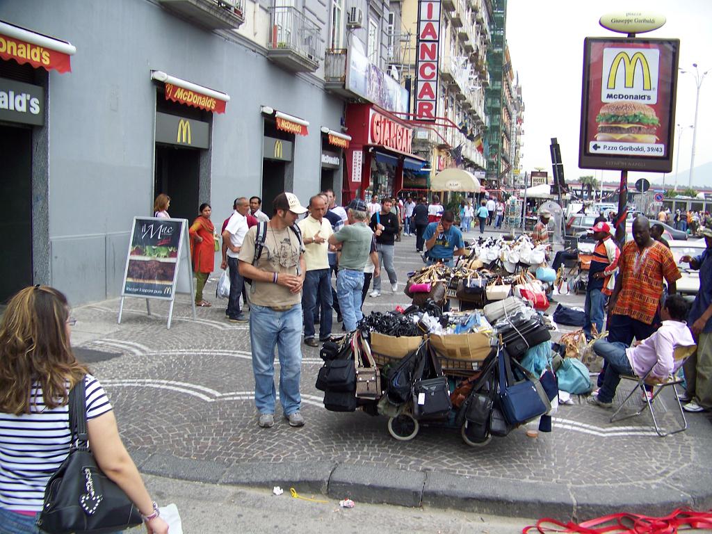 street-vendors-piazza-garibaldi-naples