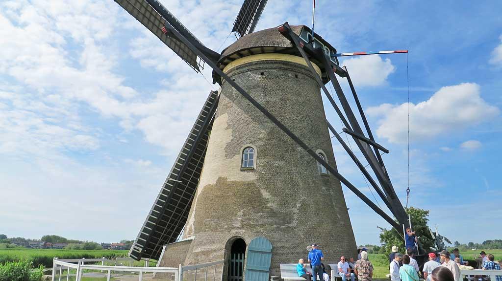 Harness to turn the windmill