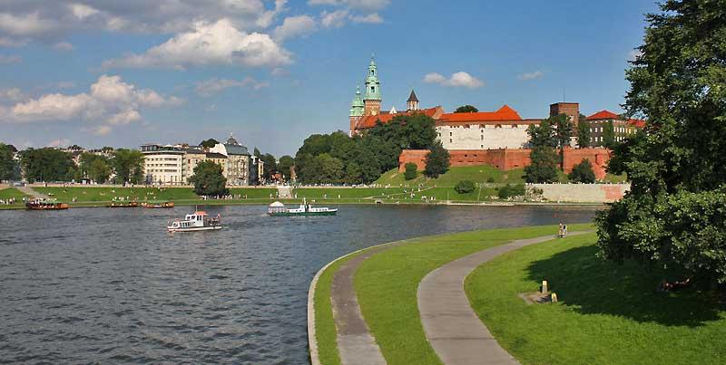 Vistula River and Wawel Castle in Cracow, Poland 8945685