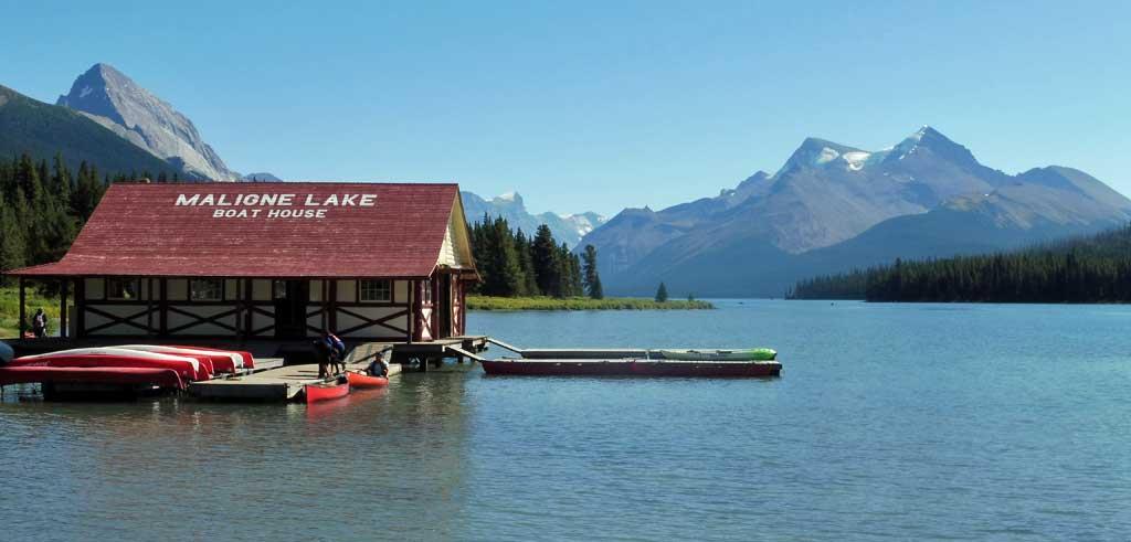 lake-maligne-boat-house