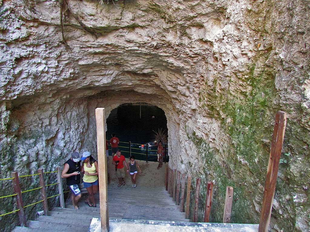 Entrance to Cenote Hubiku 02