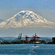 Seattle and Mount Rainier 10986016.jpg